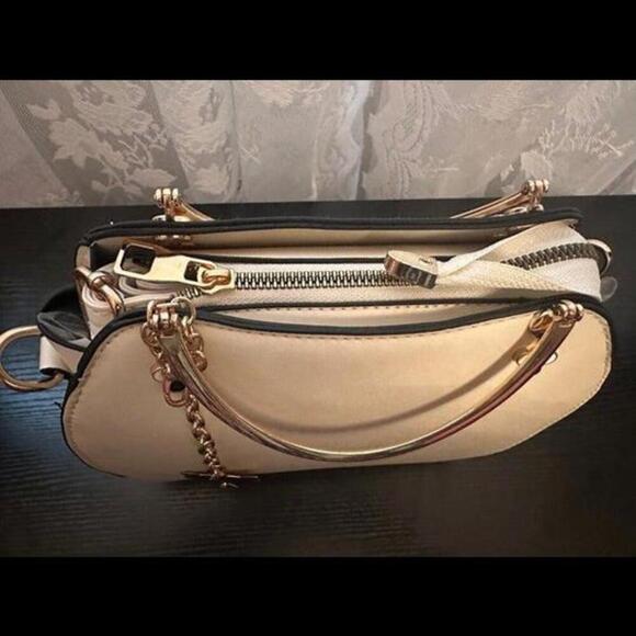 Chic Feline Charm Crossbody Bag - Purr-fect Accessory - Picture 3 of 4